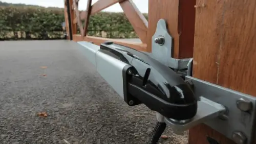 Portón abatible automático en Bogotá: instalación y mantenimiento